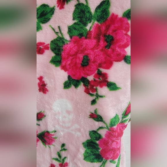 Betsey Johnson Skulls & Roses Ultra Soft Plush Fleece Throw Blanket - Picture 3 of 4